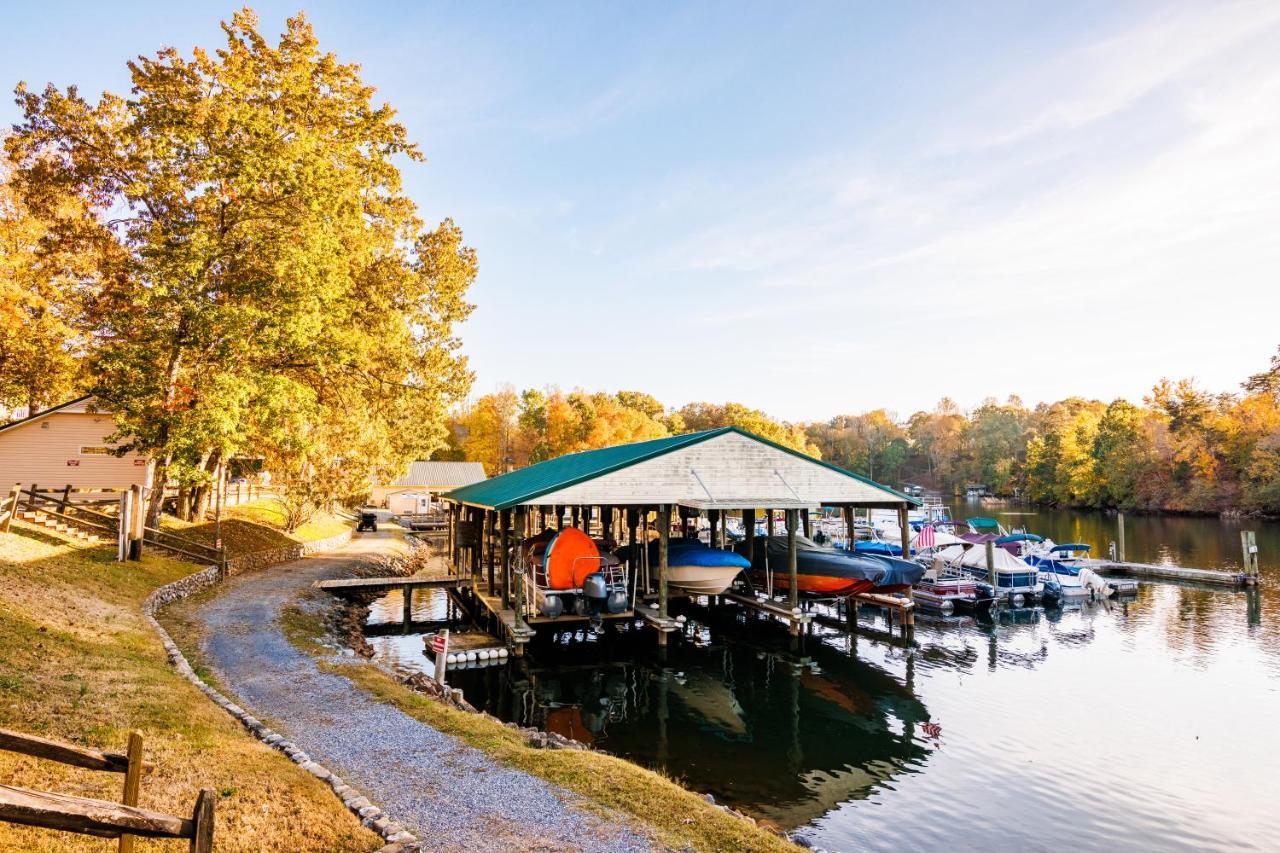 Hotel Halesford Harbour - Smith Mountain