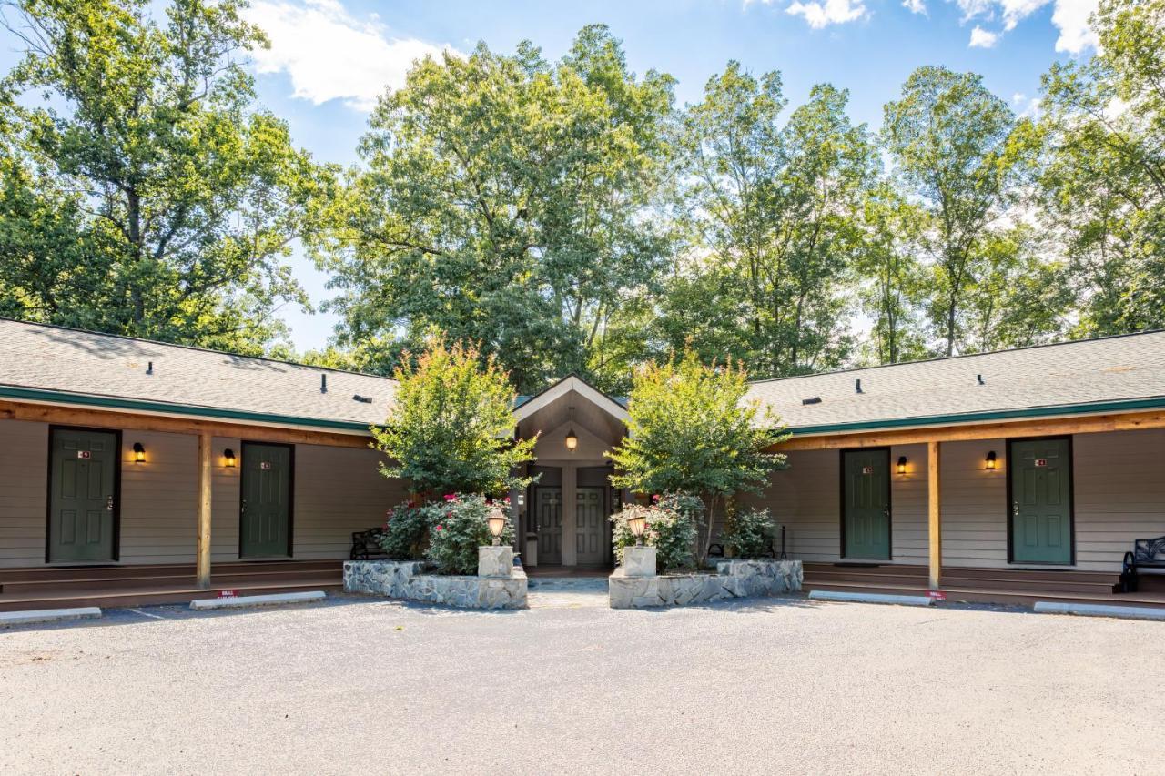Halesford Harbour - Smith Mountain Hotel *