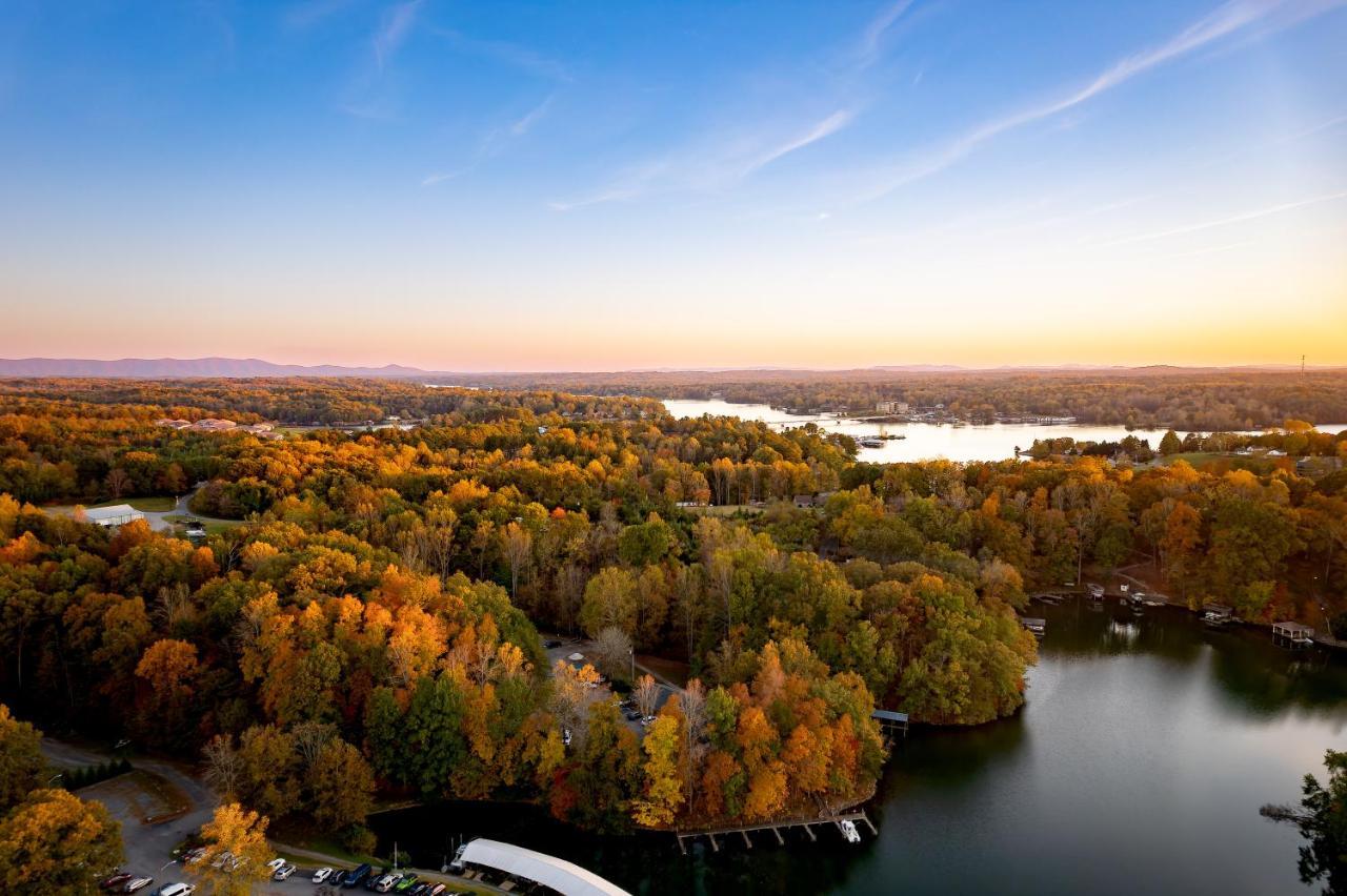 Halesford Harbour - Smith Mountain Hotel *