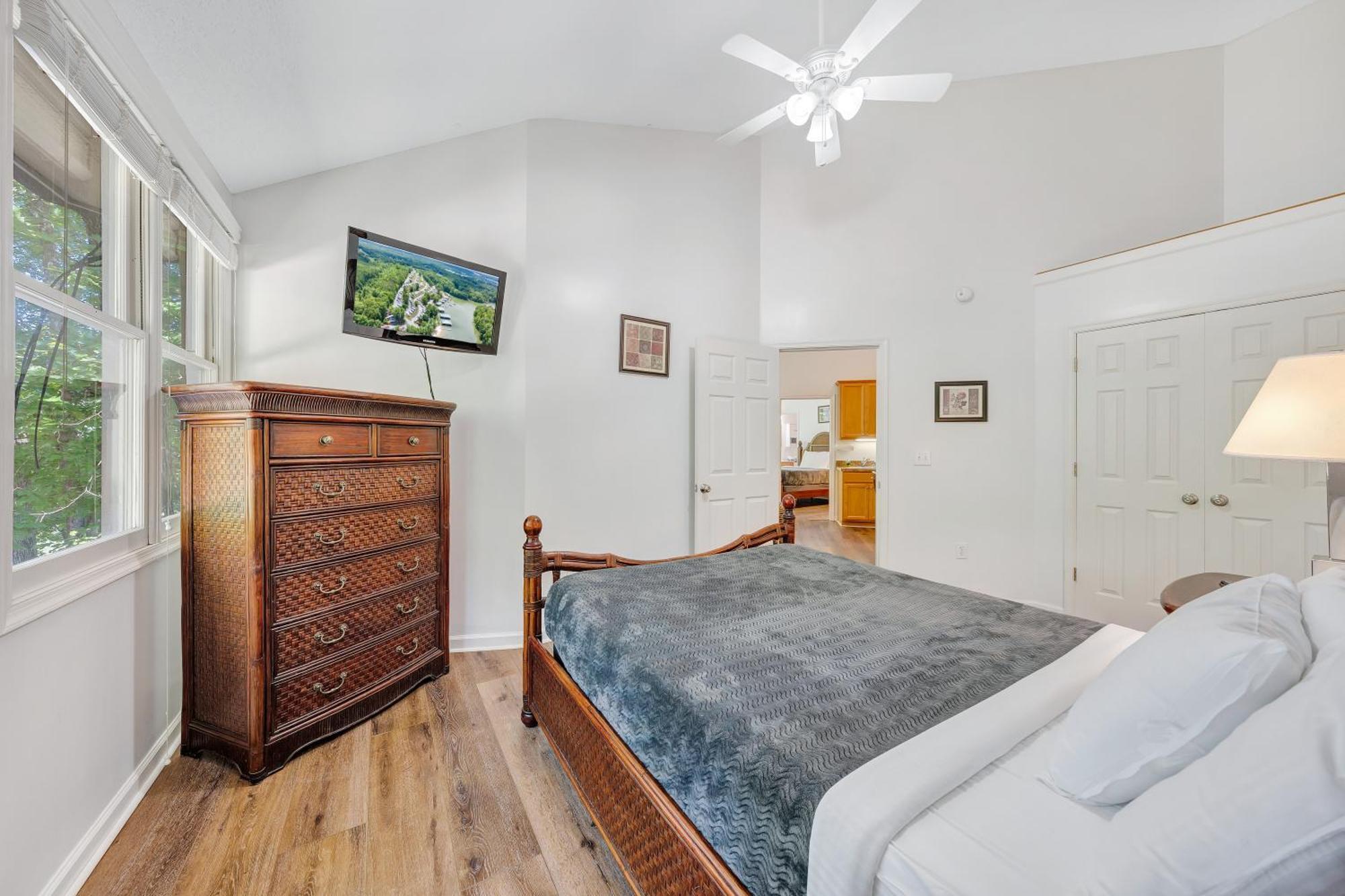 Halesford Harbour - Smith Mountain Hotel