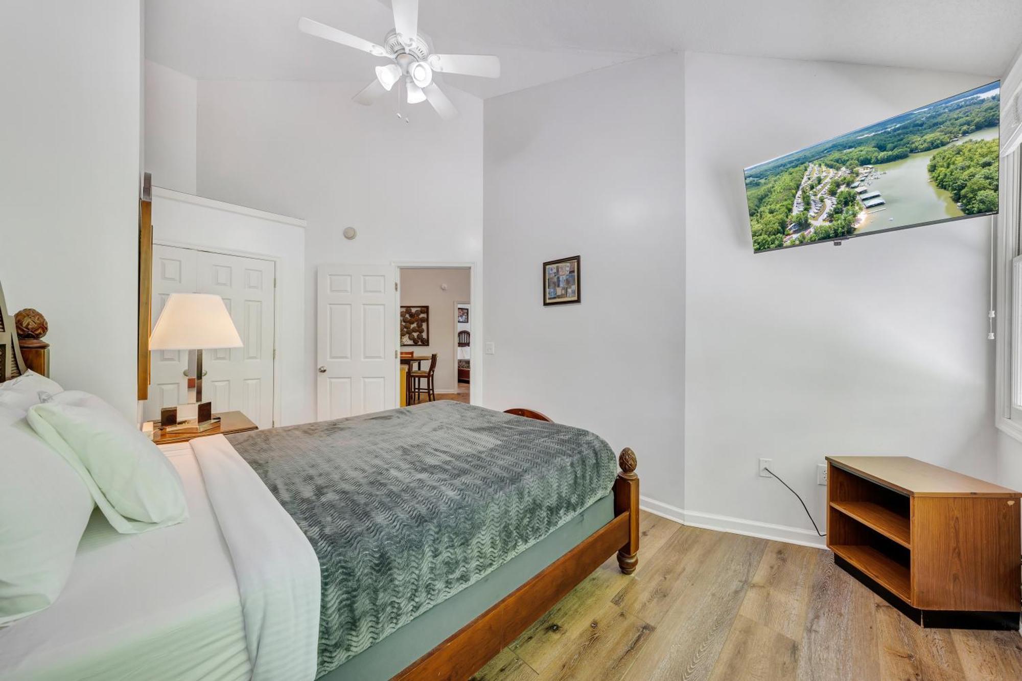 Halesford Harbour - Smith Mountain Hotel *